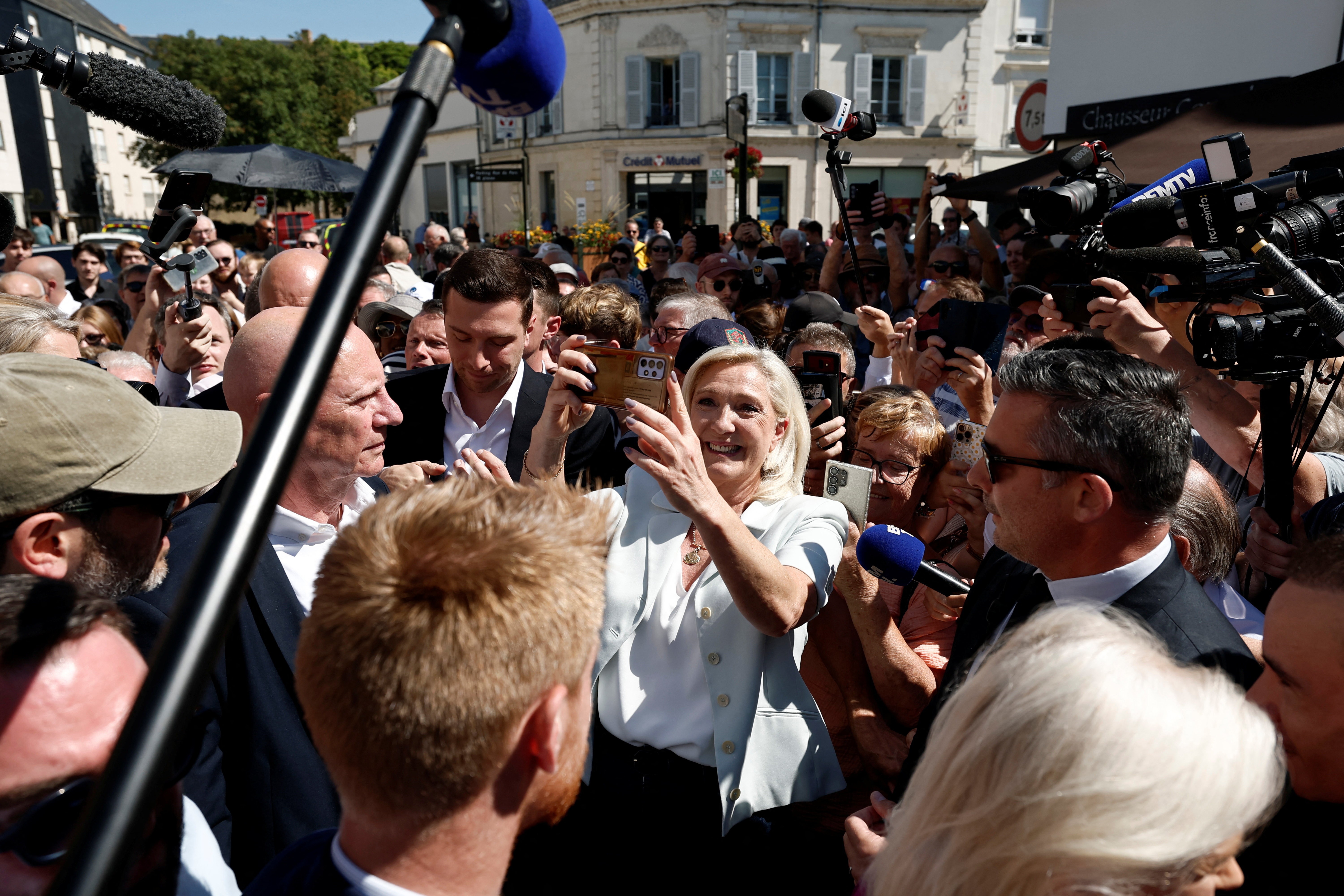 Marine Le Pen lança campanha presidencial após confirmação de condenação por desvio de verbas
