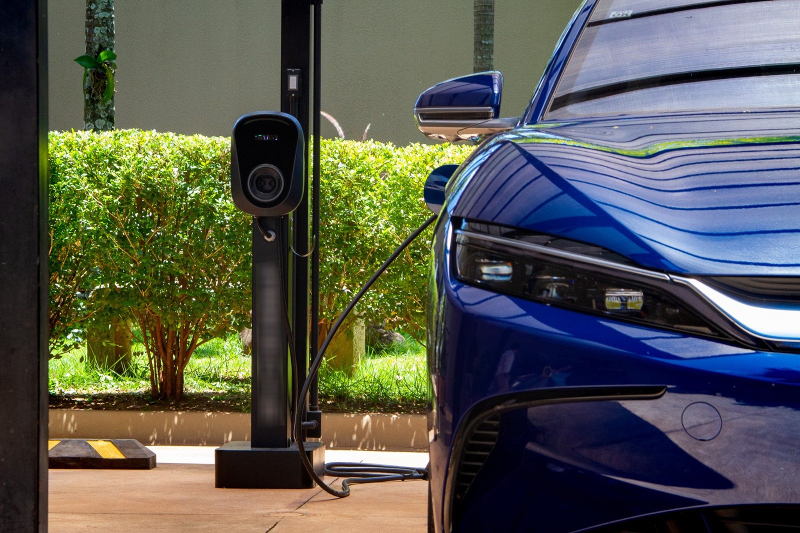 Bahia garante por lei instalação de carregadores para carros elétricos em garagens