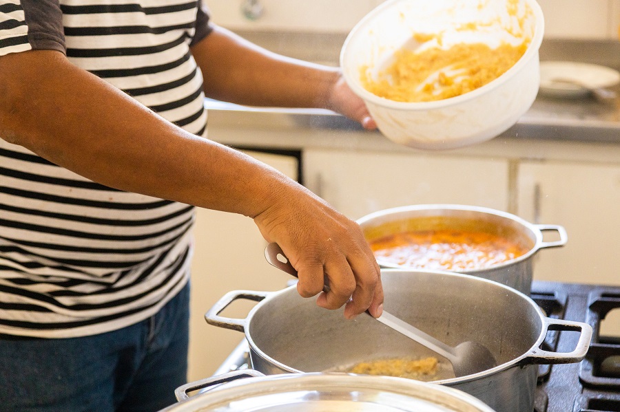 Lei garante prioridade de alimentos para casas-abrigo de mulheres em situação de violência