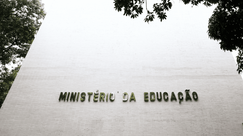 MEC: 92% das escolas aderem à lei que restringe uso de celulares em sala de aula