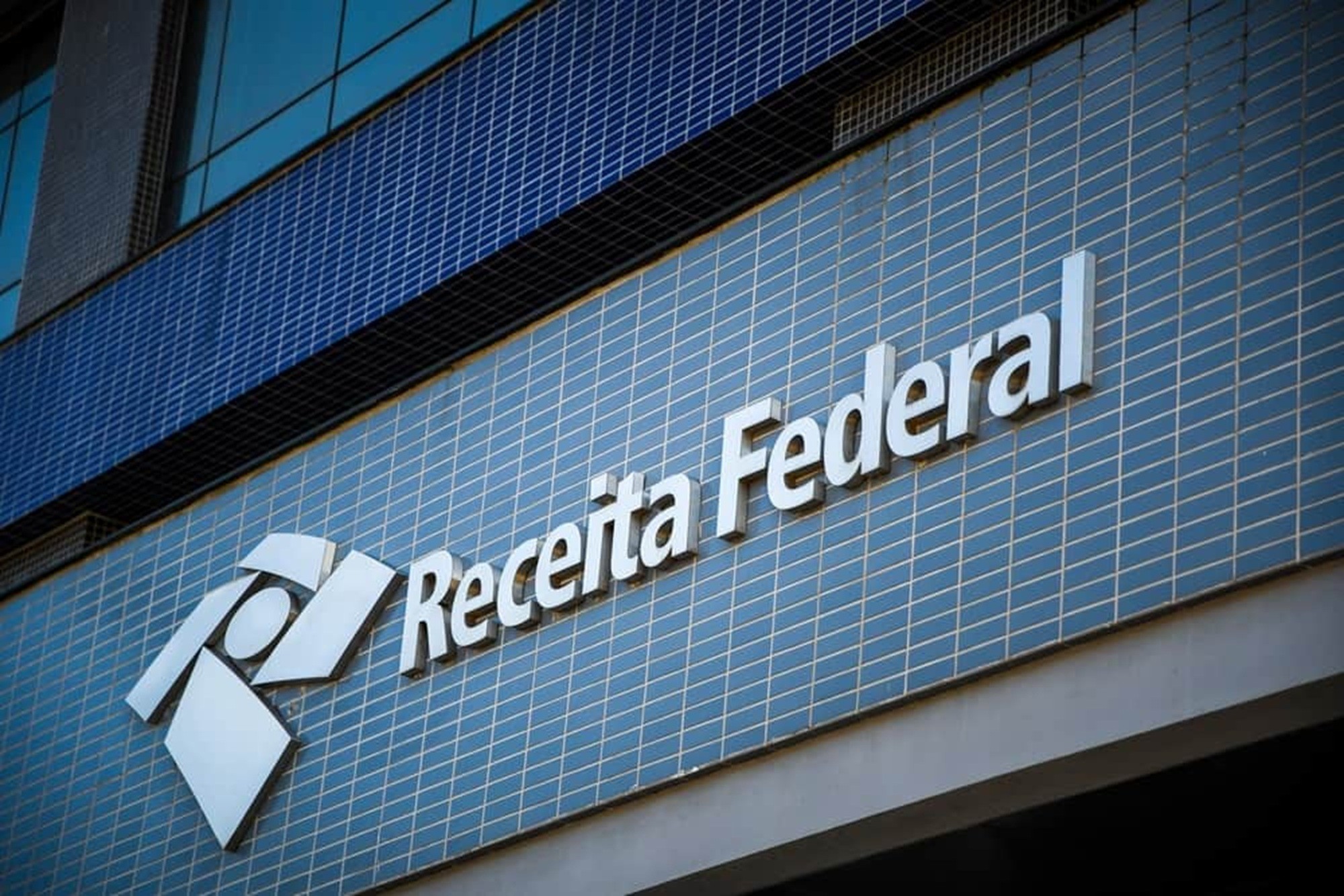 Receita Federal realiza leilão com smartwatches a R$ 60 e motos elétricas