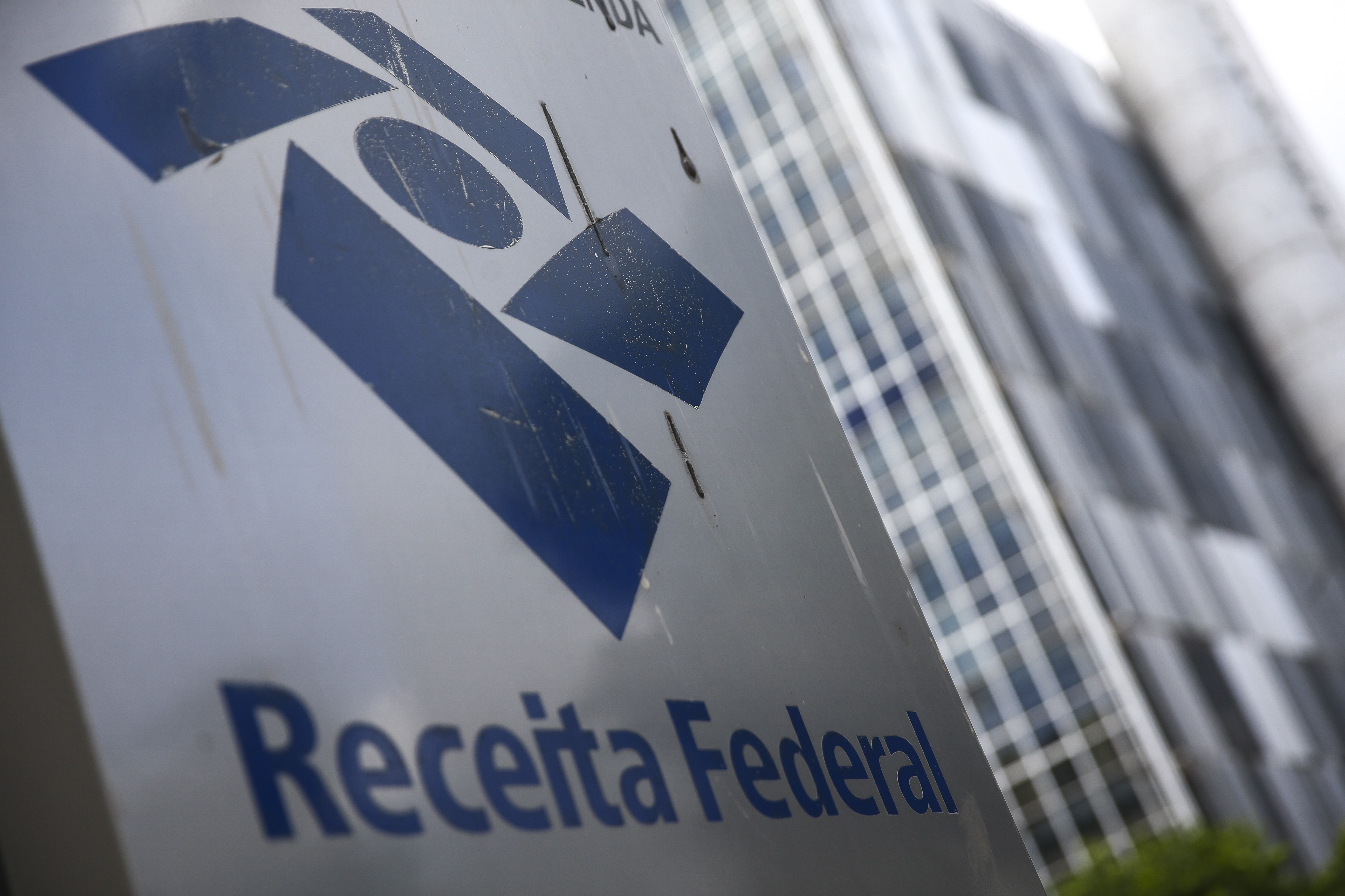 Receita Federal promove leilão com iPhone 13 a R$ 480 e VW Jetta a R$ 13,2 mil