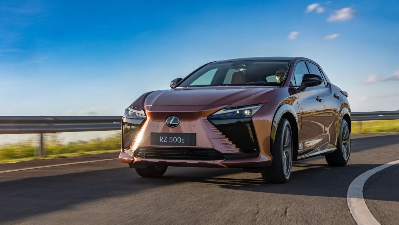 Lexus RZ 500e chega ao Brasil com foco em luxo discreto e sofisticação