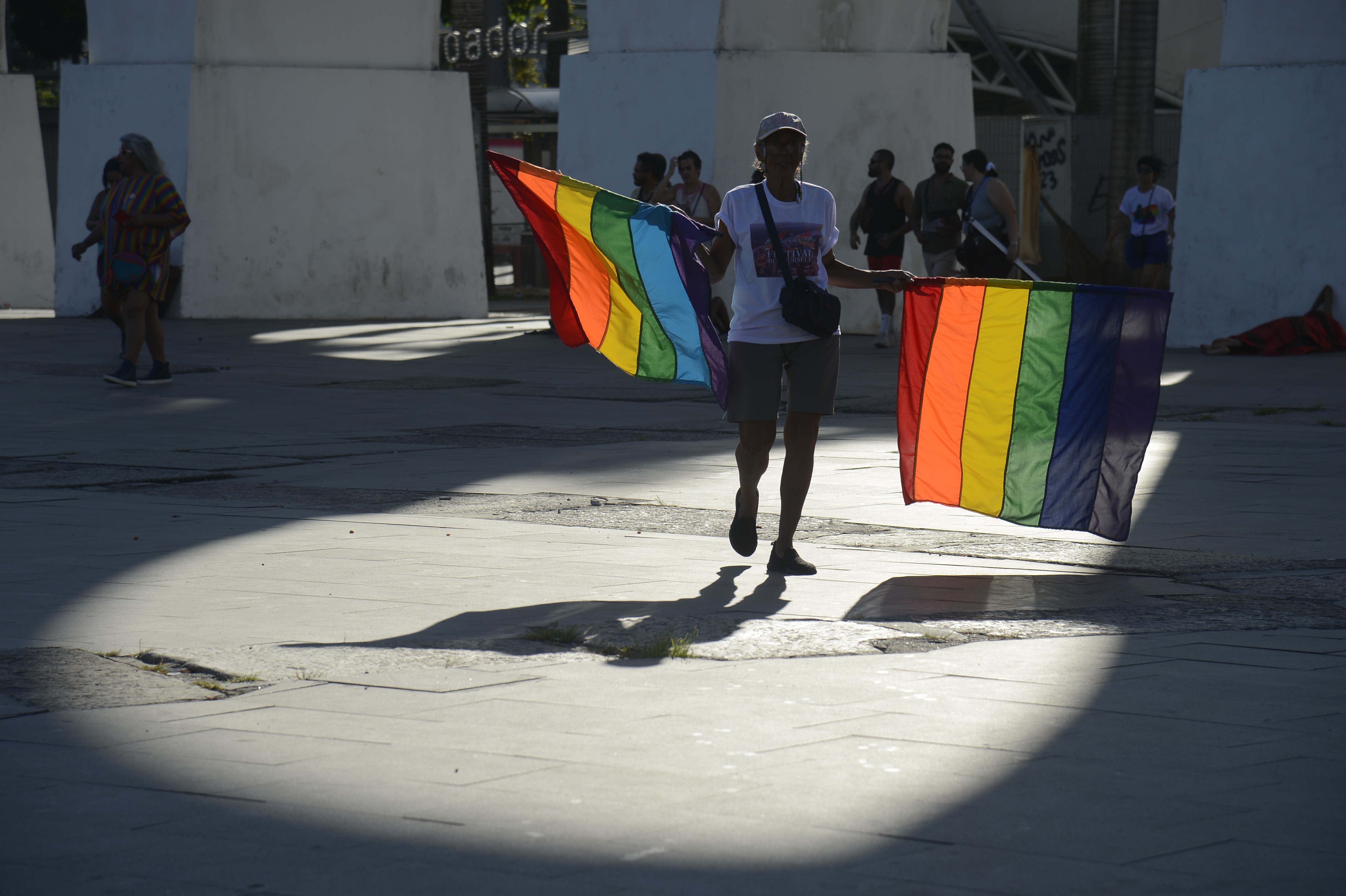 Pessoas LGBTQIA+ no Brasil enfrentam desemprego e informalidade maiores que a população geral, aponta estudo do Banco Mundial