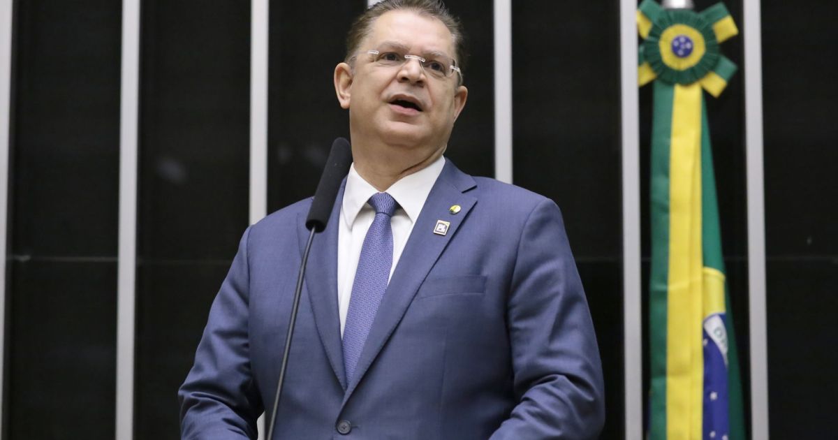 Líder do PL anuncia voto contra escala 6x1 e defende jornada 4x3