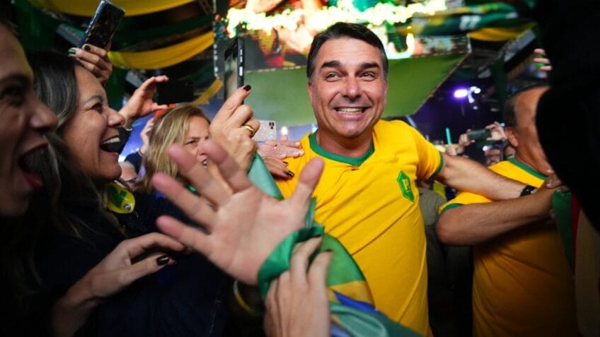 PT aciona justiça e mira Flávio Bolsonaro por áudio de R$ 134 milhões