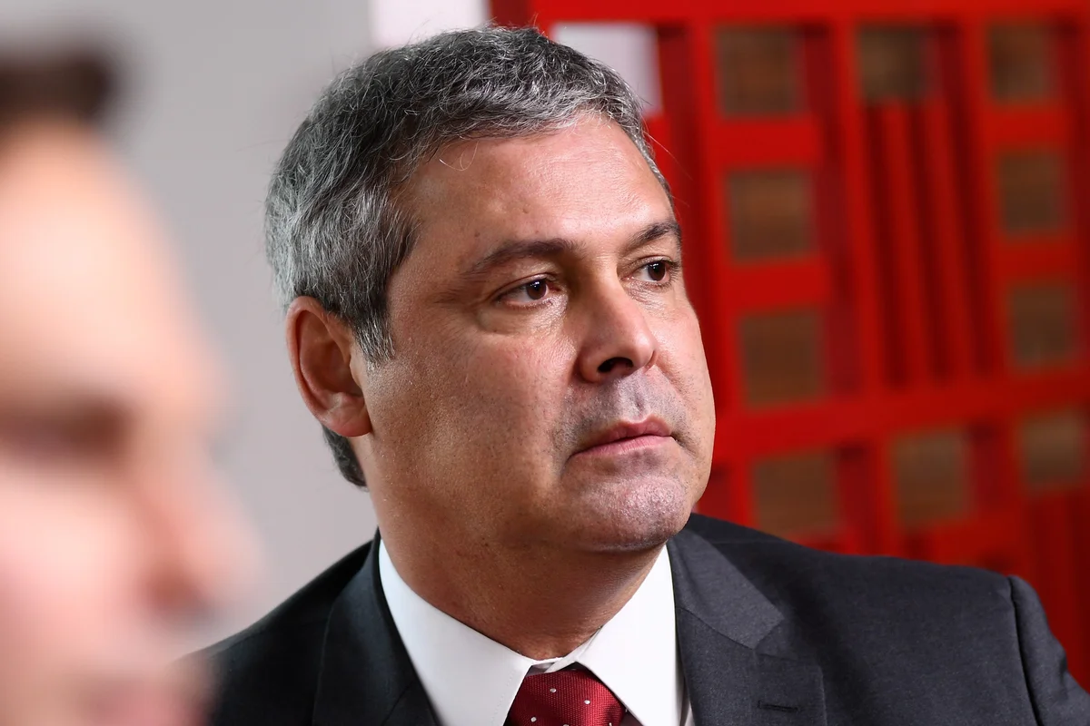 Lindbergh Farias acusa Davi Alcolumbre de obstruir votação de PEC sobre escala 6x1