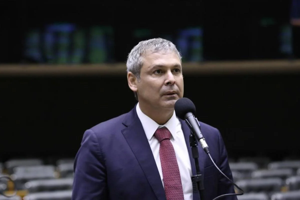 Lindbergh Farias acusa Flávio Bolsonaro de ser "lacaio de Trump" após discurso nos EUA