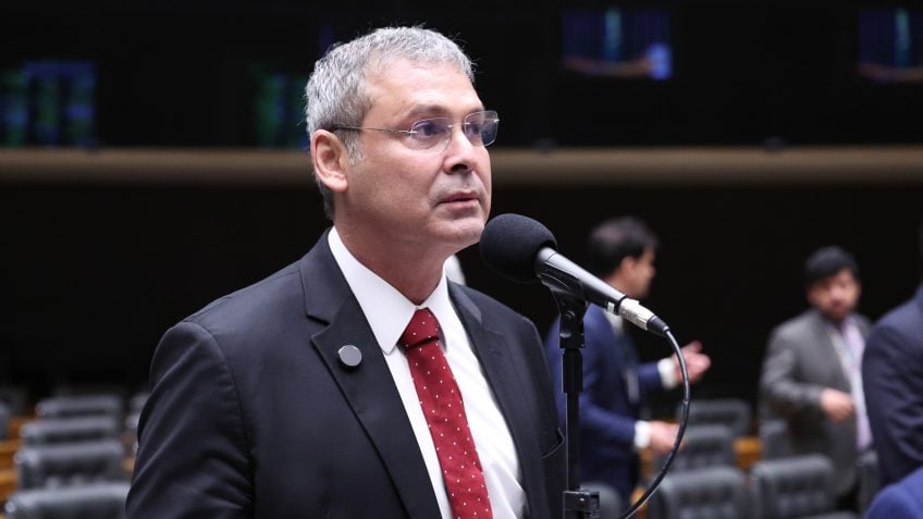 Lindbergh Farias chama Flávio e Eduardo Bolsonaro de 'traidores da pátria' em meio a tarifas dos EUA