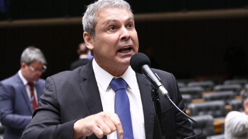 Lindbergh Farias propõe banir o "jogo do tigrinho" no Brasil