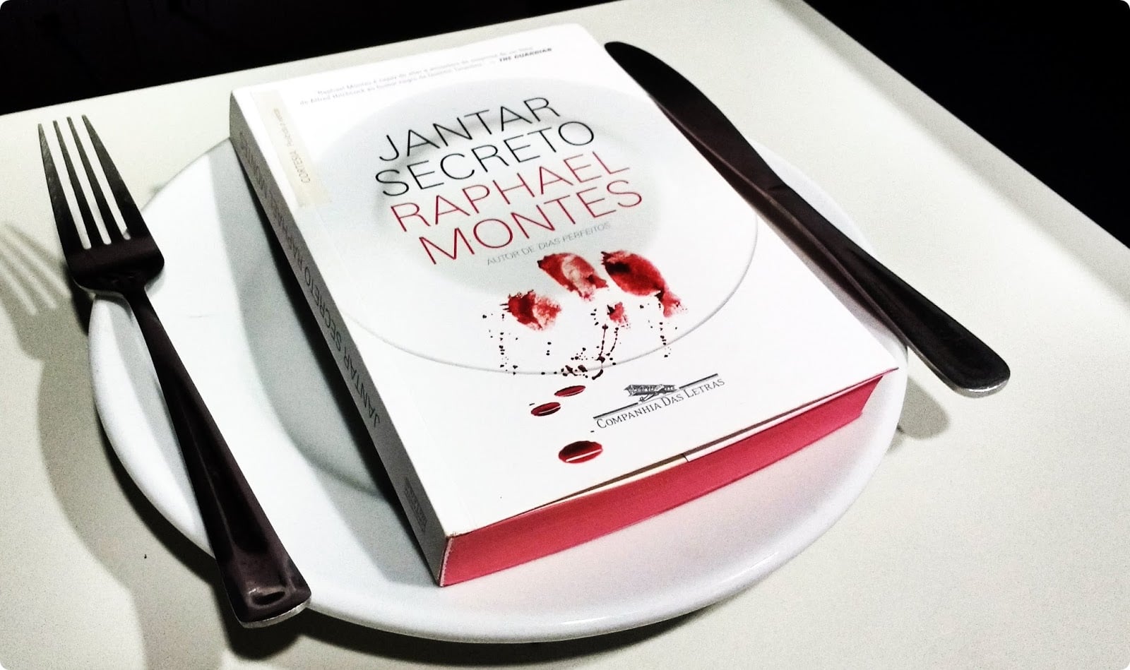 Livro brasileiro 'Jantar Secreto' de Raphael Montes é destacado pelo The New York Times