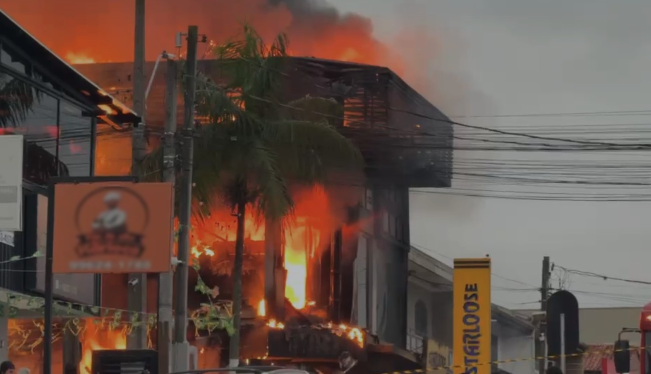 Caminhão dos Bombeiros se envolve em acidente a caminho de incêndio em loja de Curitiba