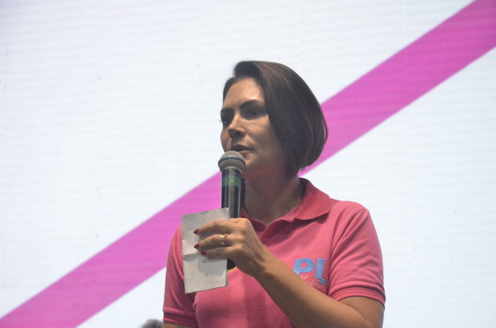 Michelle Bolsonaro expande influência no PL de forma remota, focando em candidaturas femininas para 2026