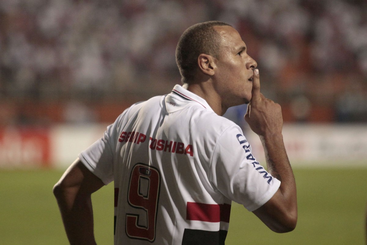Luís Fabiano anuncia pré-candidatura a deputado federal por SP
