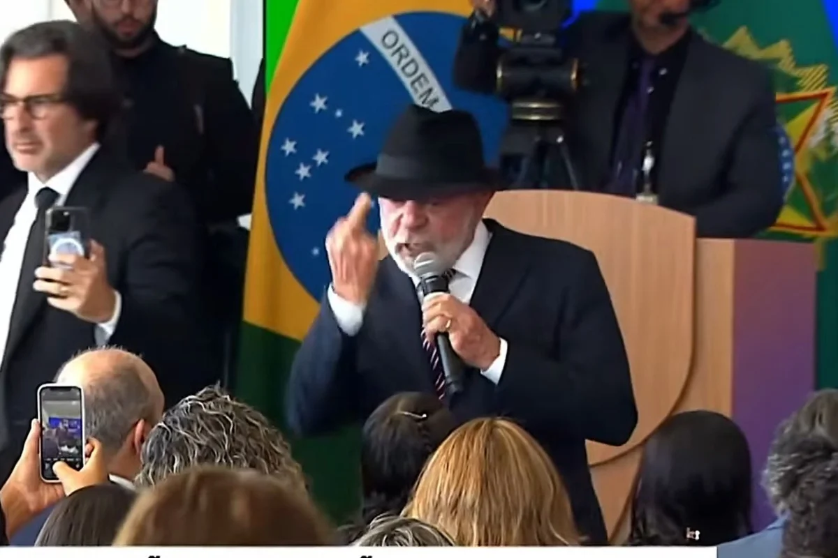 Lula usa gesto provocador e dita ritmo eleitoral em dia de inaugurações