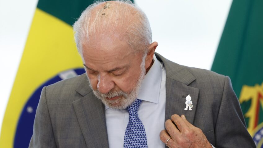 Lula sanciona lei da Covid e acusa Eduardo Bolsonaro de "fujão"