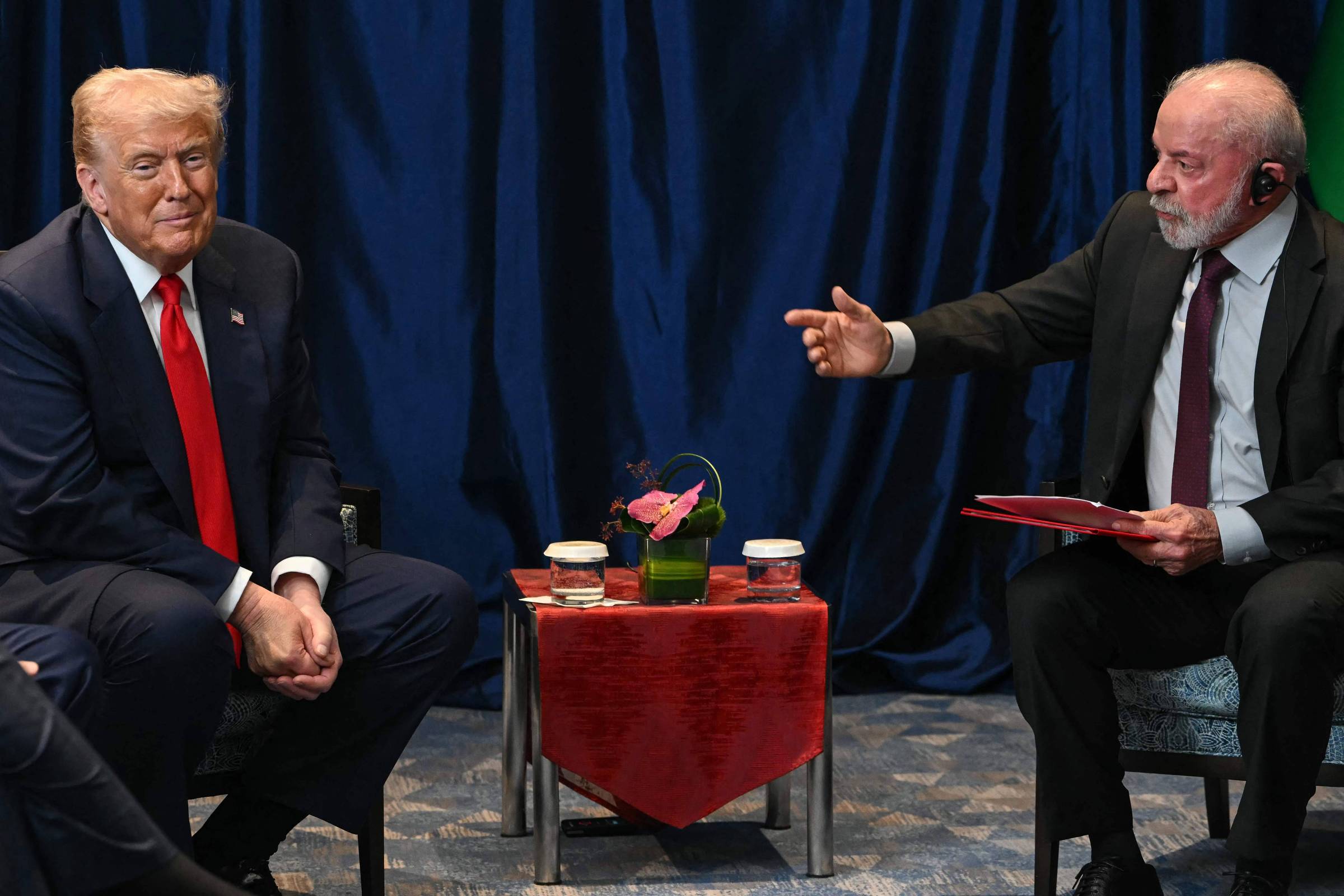 Lula busca fim de tarifas e paz com Trump