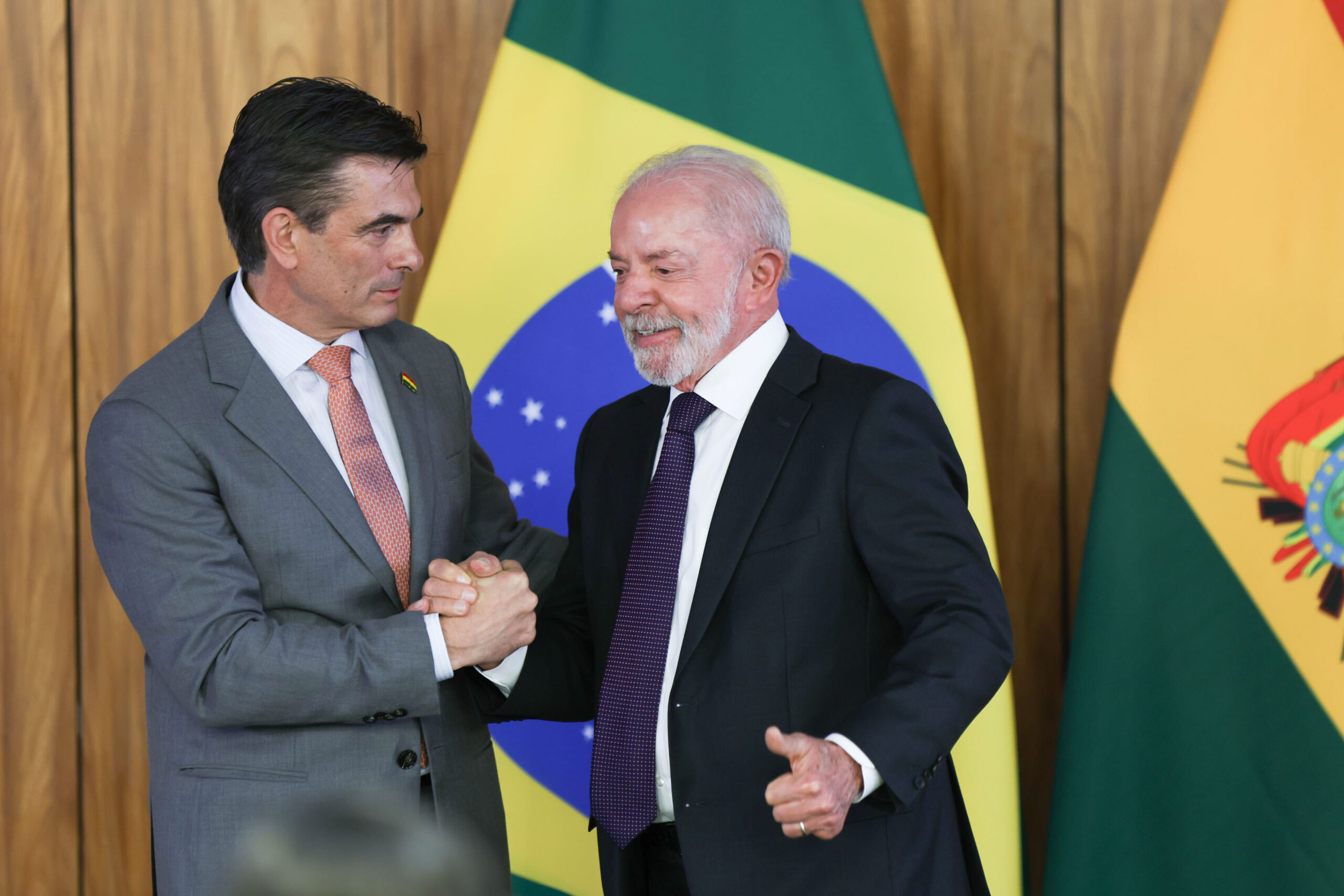 Lula anuncia ajuda humanitária à Bolívia após pedido de Rodrigo Paz para conter desabastecimento