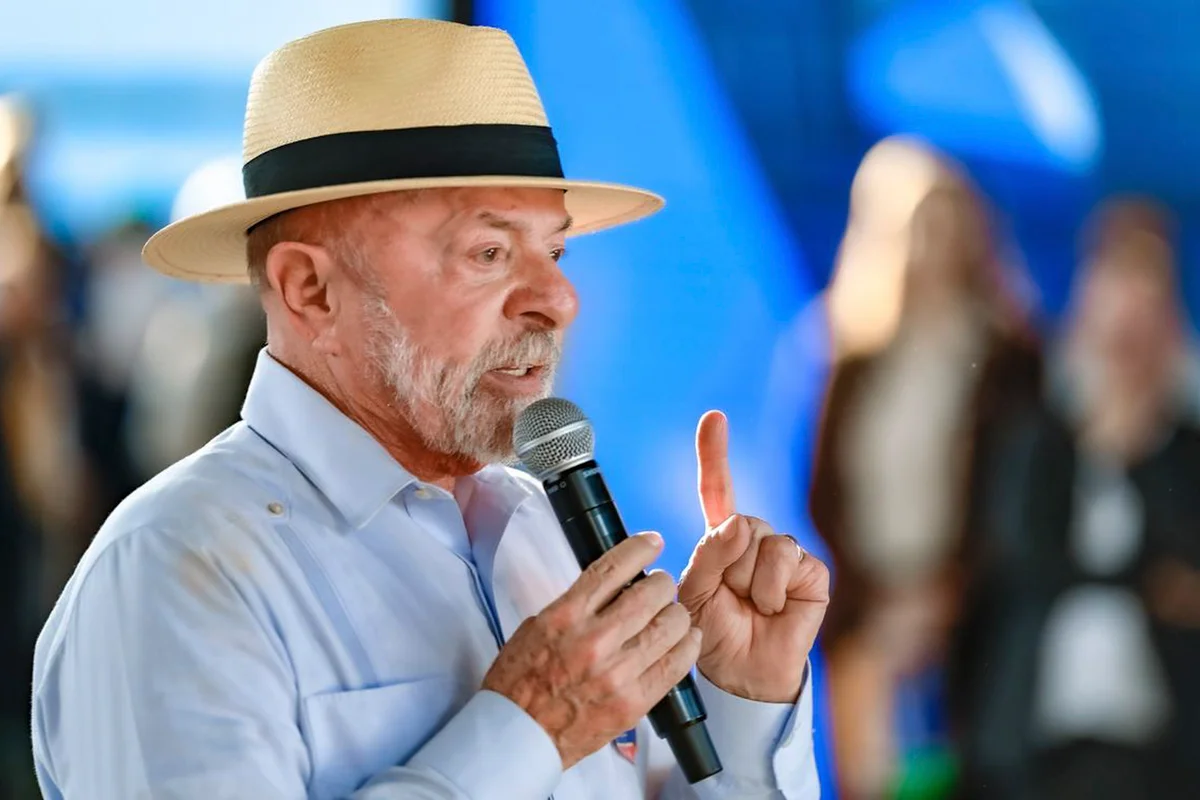 Lula rebate Flávio Bolsonaro e acusa família de "entreguismo" e traição à Pátria