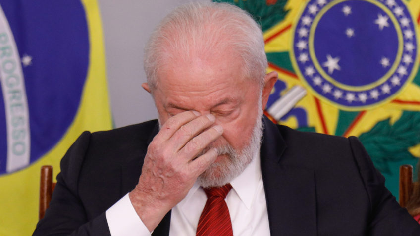 Lula reclama com assessor durante o G7: "Fico puto"