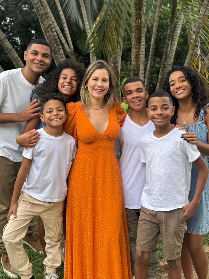 Mãe de seis filhos por adoção rompe mitos sobre a formação de vínculos