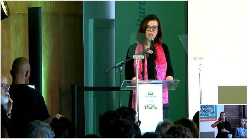 Magda Chambriard considera prematura redução no preço da gasolina