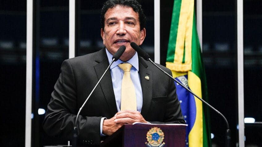 Magno Malta protocola proposta para derrubar decreto de Lula sobre redes