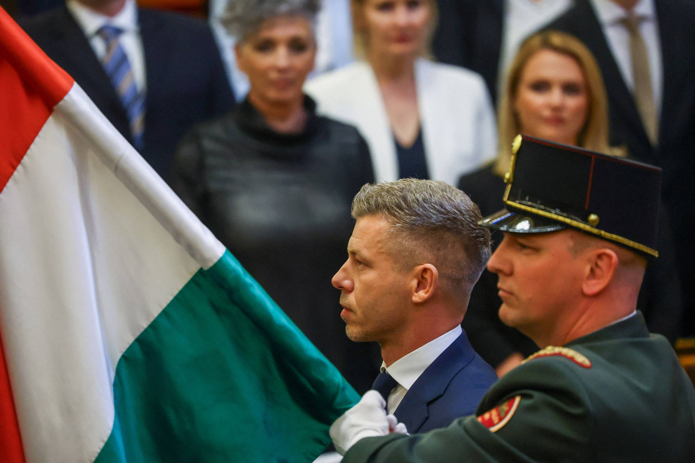 Magyar toma posse como primeiro-ministro da Hungria com promessas de mudanças após era Orbán