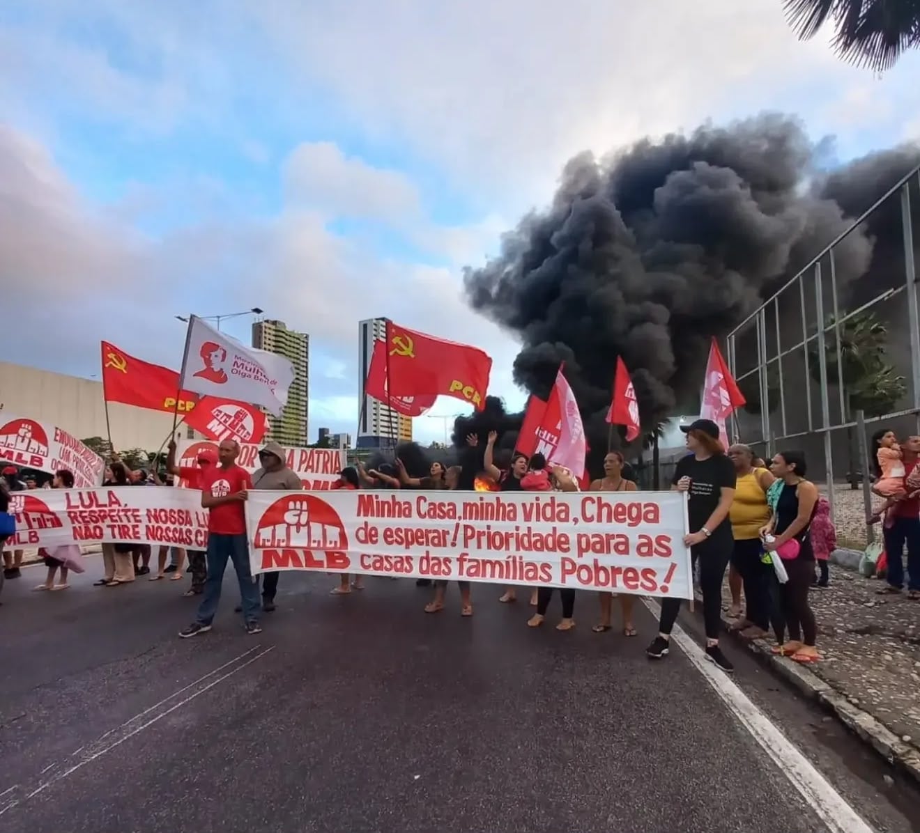 MLB interdita marginal da BR-101 na Zona Sul de Natal em protesto por moradia