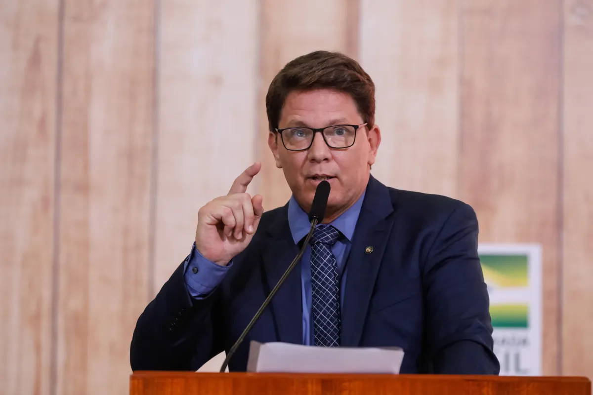 Mário Frias se oferece para reunião com Dino sobre viagem oficial ao Bahrein