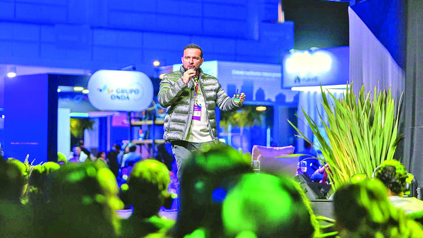 Hélito Honorato é destaque no palco principal do Compol Brasil