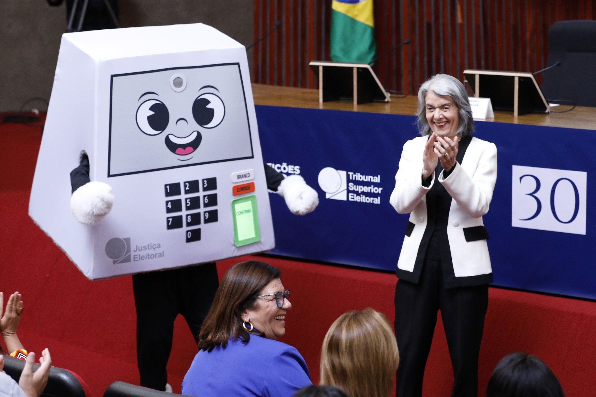 Pilili, mascote do TSE, vira alvo de campanha contra urnas e sistema eleitoral