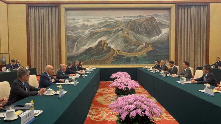 Chanceler brasileiro Mauro Vieira se reúne com vice-presidente chinês em Pequim