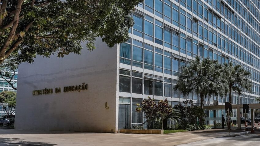 MEC demite servidor da UFCG por assédio moral e condutas sexuais contra alunas