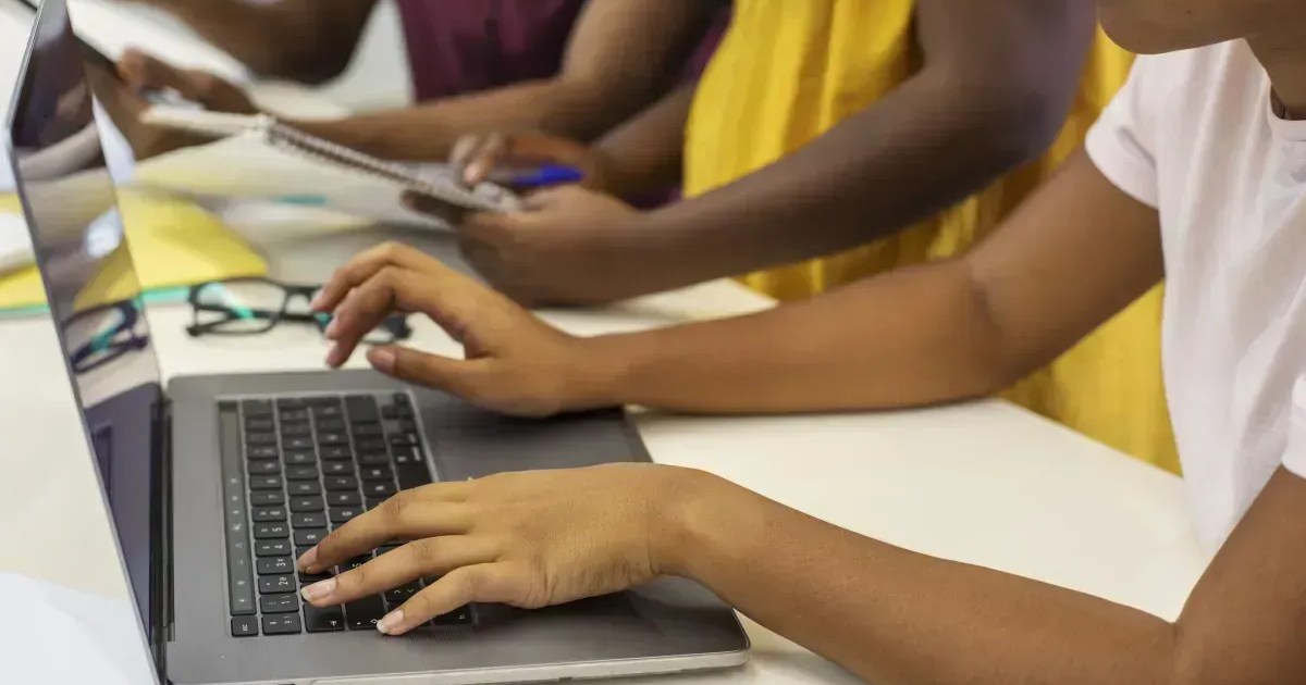MEC lança guia para orientar uso de recursos digitais nas escolas