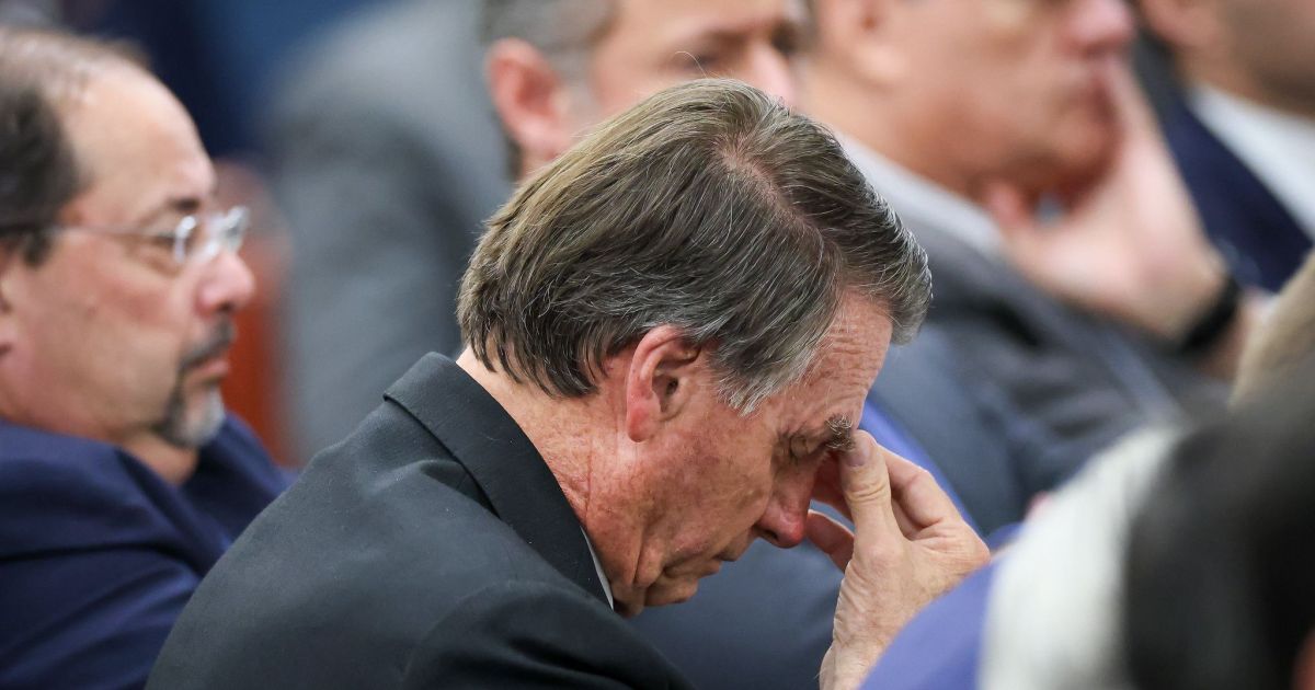 Médicos alertam para piora dos soluços de Bolsonaro e solicitam novos exames