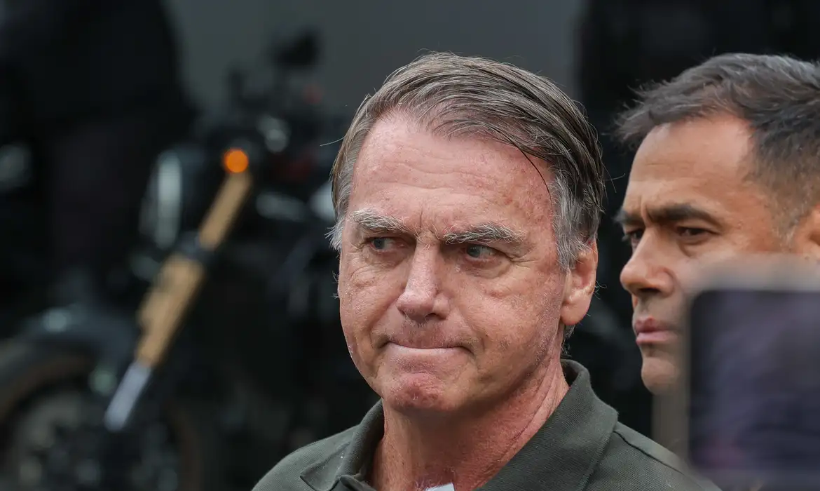 Médicos recomendam novos exames para Bolsonaro devido à piora dos soluços