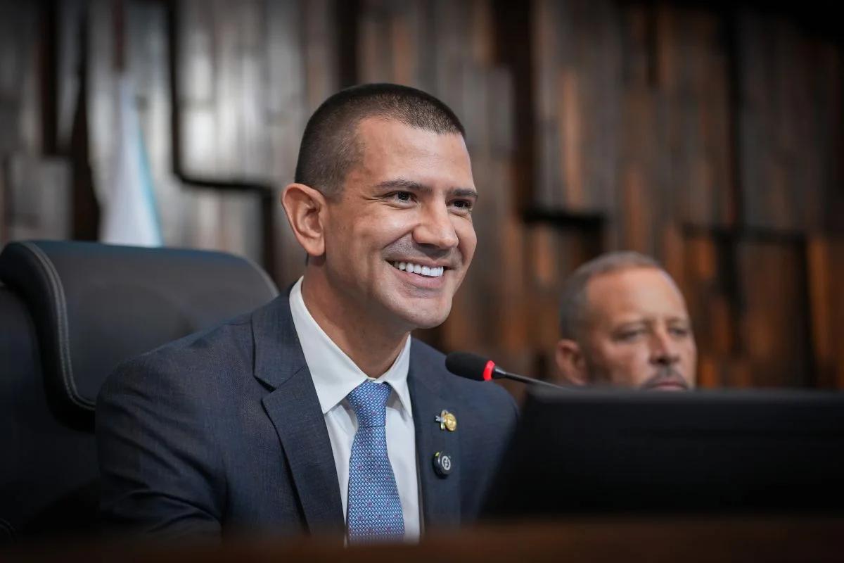 Crise no PL e operações policiais ameaçam pré-campanha de Douglas Ruas no Rio de Janeiro