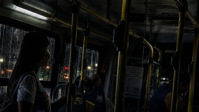 Medo da violência e do assédio altera rotina de mulheres e esvazia ônibus em Natal