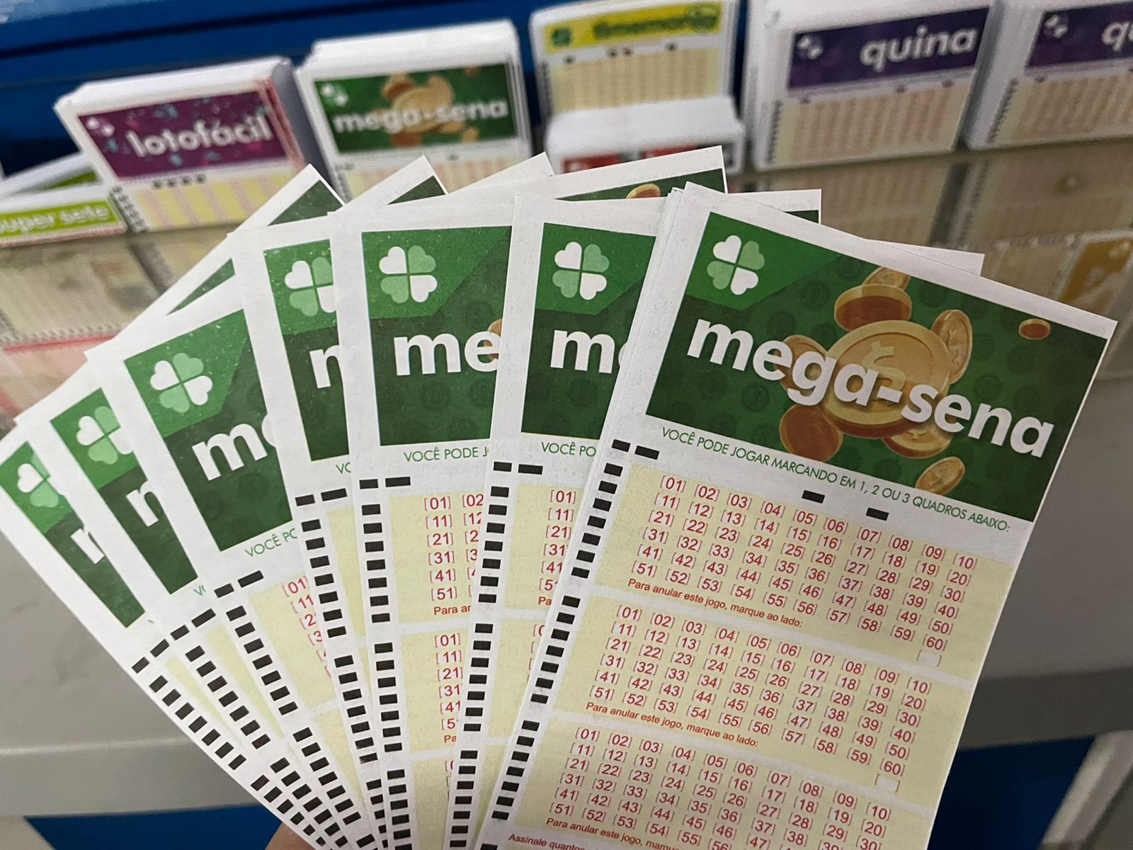 Mega-Sena pode pagar prêmio de R$ 100 milhões neste domingo