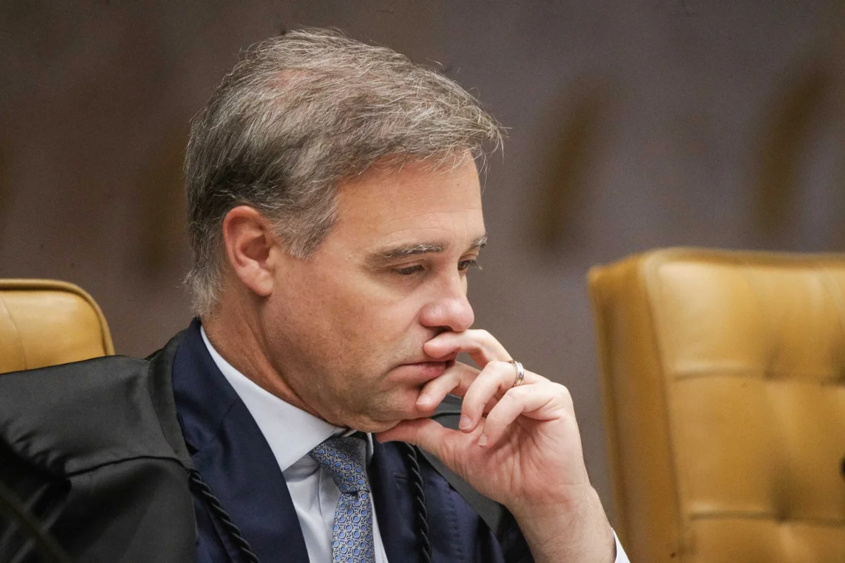 Ministro André Mendonça determina remoção de posts de Sóstenes Cavalcante e Marcos do Val contra Lula