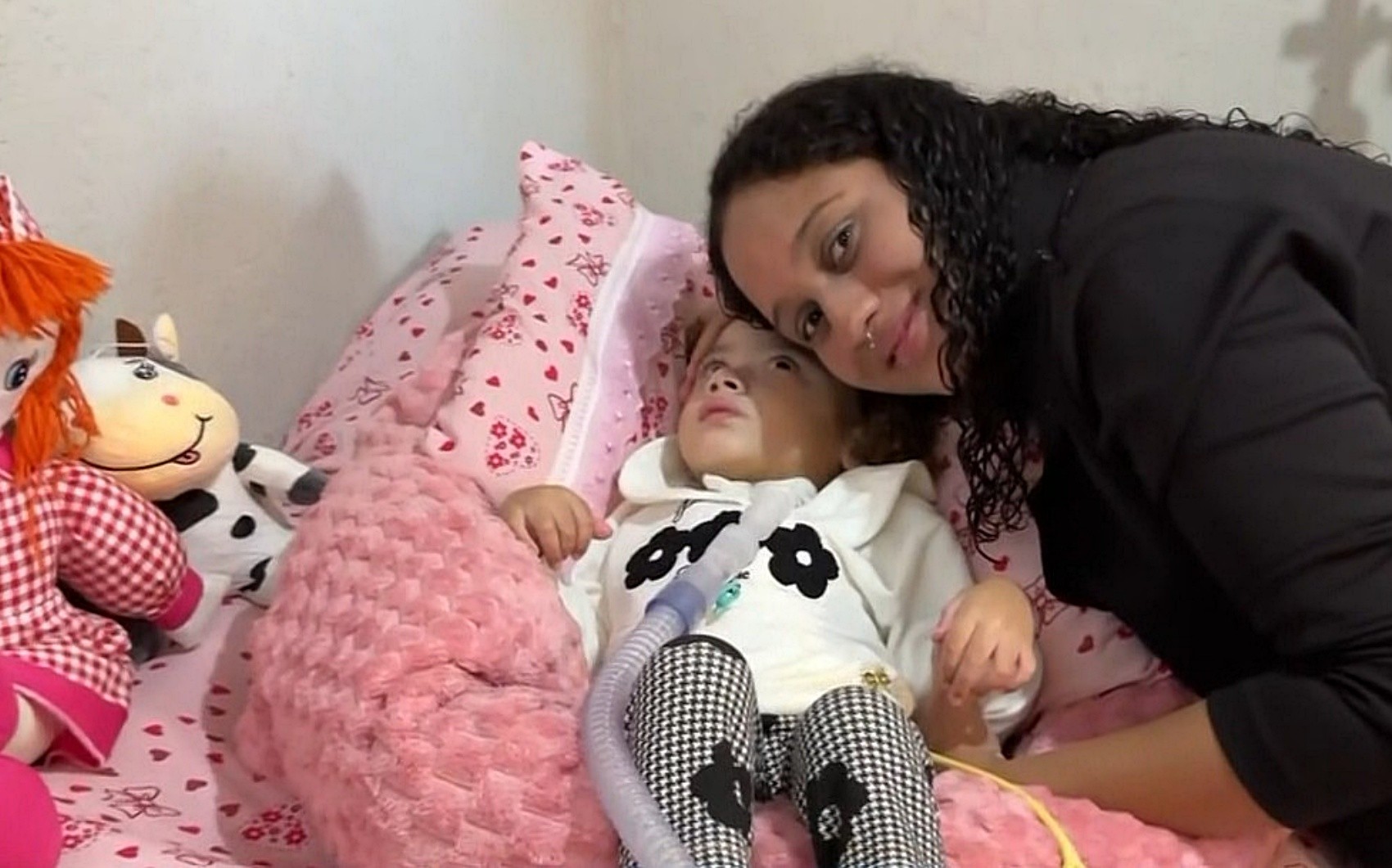 Lívia, de 3 anos, deixa hospital em MG e enfim conhece sua casa