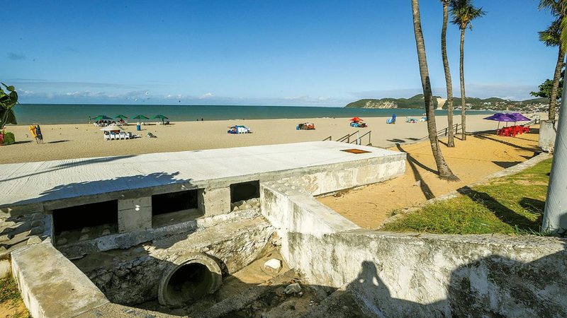 Esgoto volta a invadir praia de Ponta Negra, apesar de multa milionária aplicada à Caern