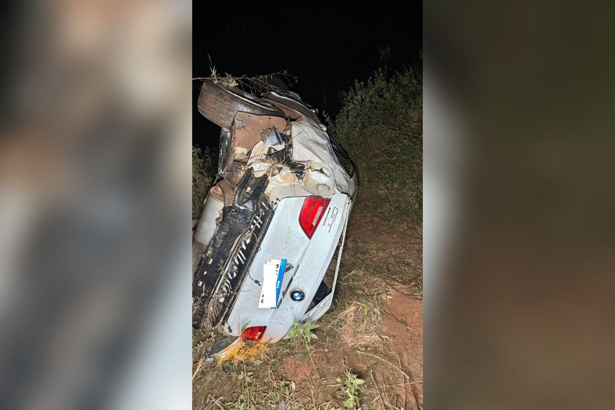 BMW capota e cai em ribanceira, matando cinco pessoas em Minas Gerais