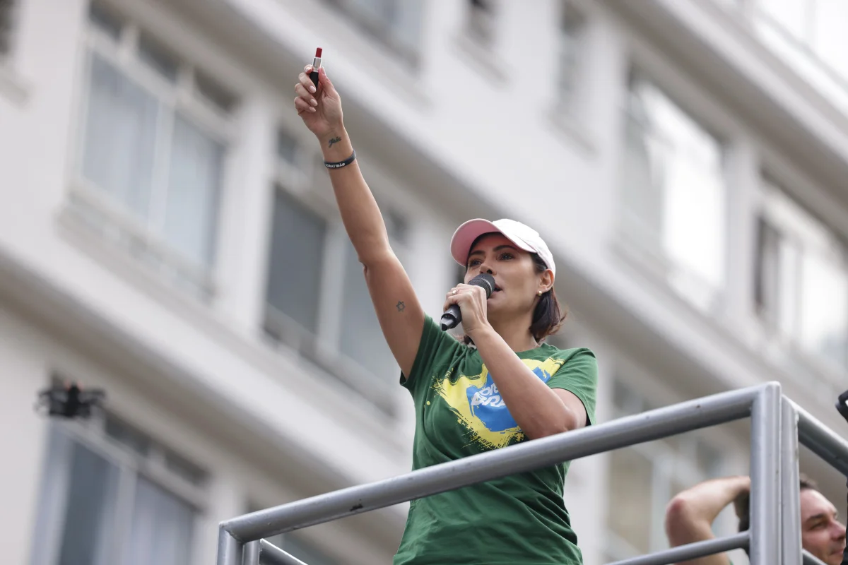 Michelle Bolsonaro sinaliza distanciamento político de Flávio e filhos