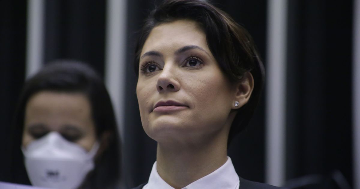 Michelle Bolsonaro aciona STF contra André Janones por associações ao Caso Master