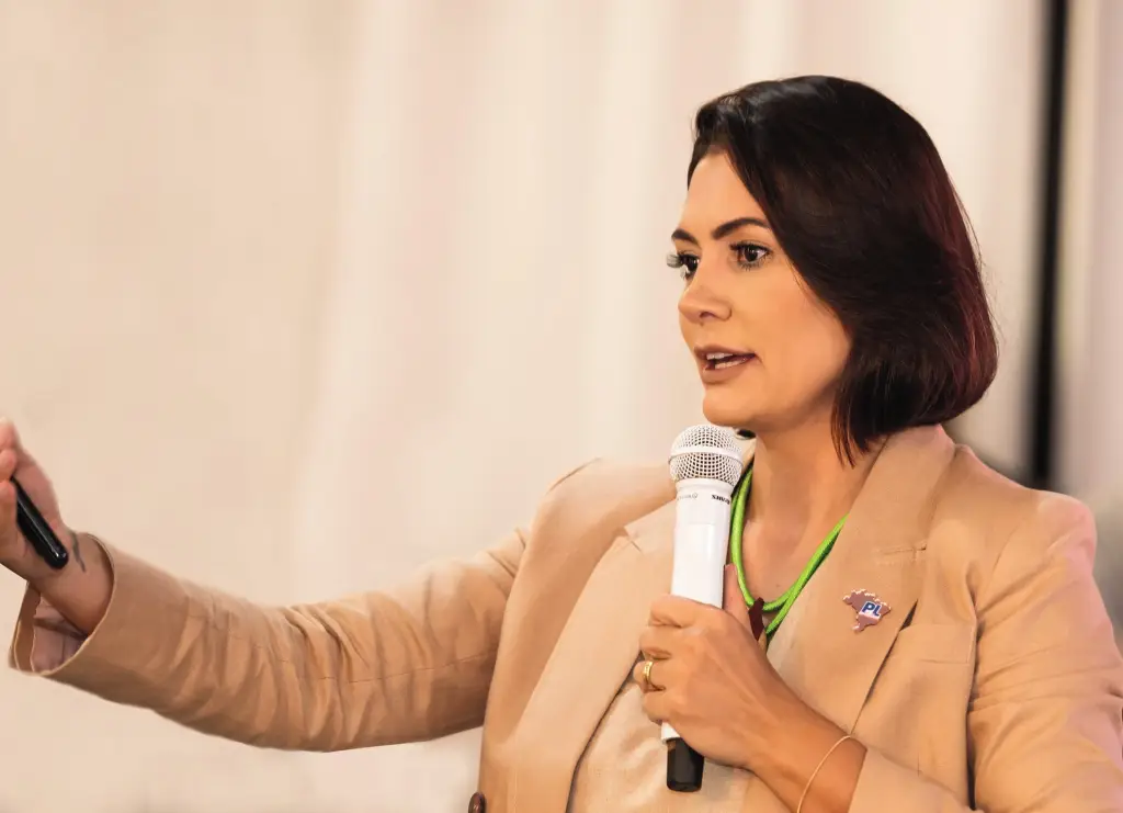 Michelle Bolsonaro tenta conter repercussão negativa após elogio a programa de Lula