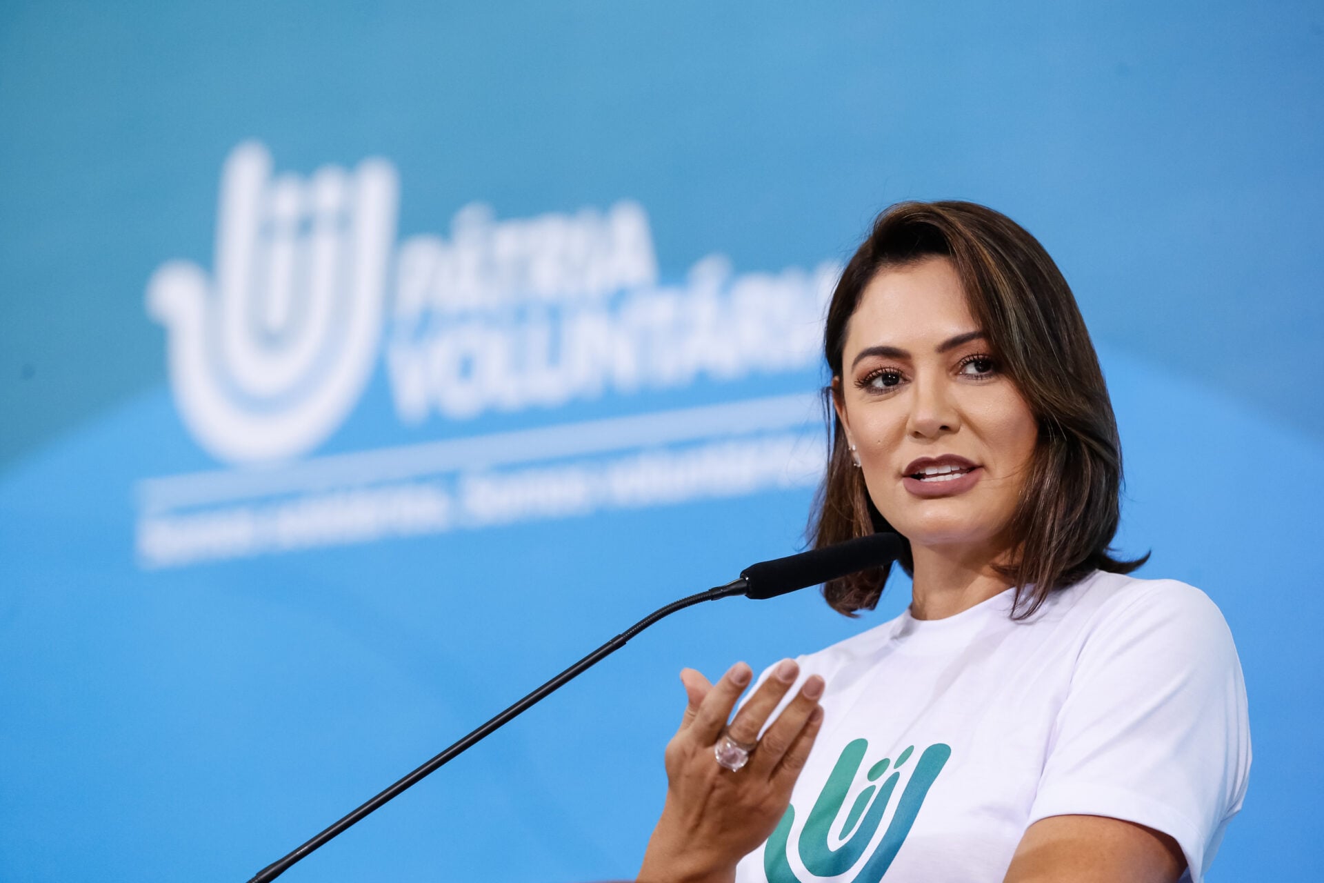 Michelle Bolsonaro revela desentendimento com Flávio Bolsonaro e se sente 'apunhalada' pelo enteado