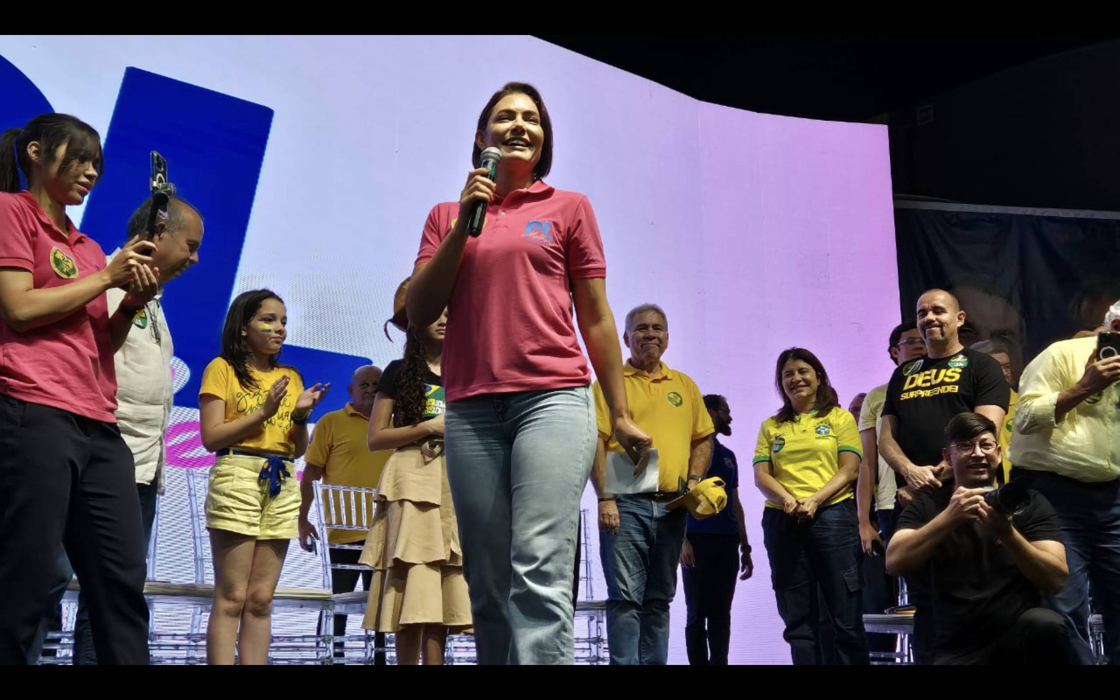 Michelle Bolsonaro expõe conflito e retira apoio a Flávio Bolsonaro