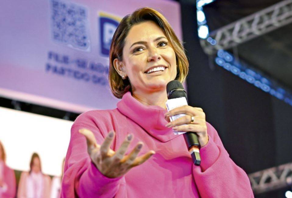 Michelle Bolsonaro exige desculpas públicas de Flávio e Eduardo para apoiar campanha